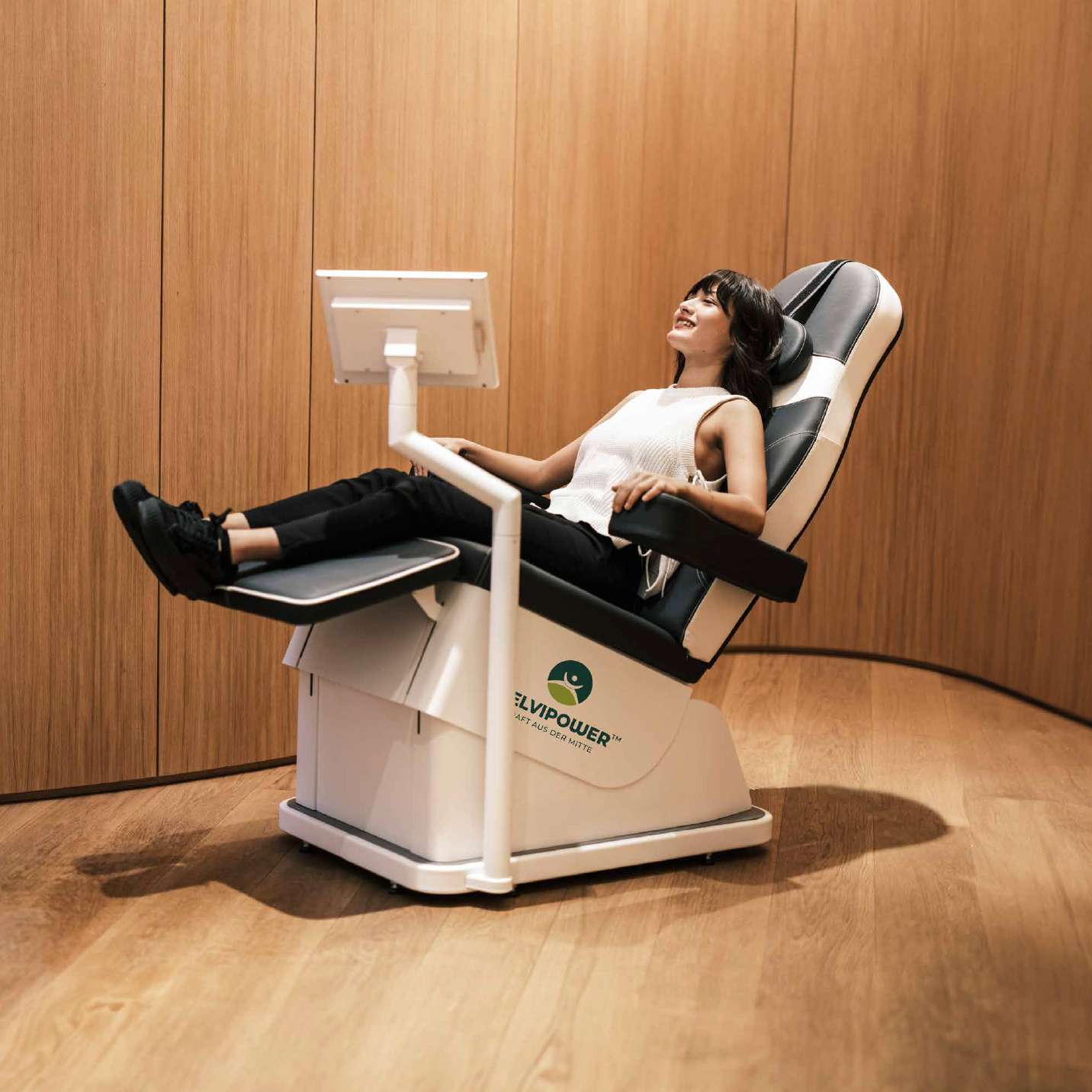 Becken­boden­training: Ein PelviPower-Gerät mit einer sitzenden Person, die in einer entspannten Position sitzt und auf einen Bildschirm schaut.